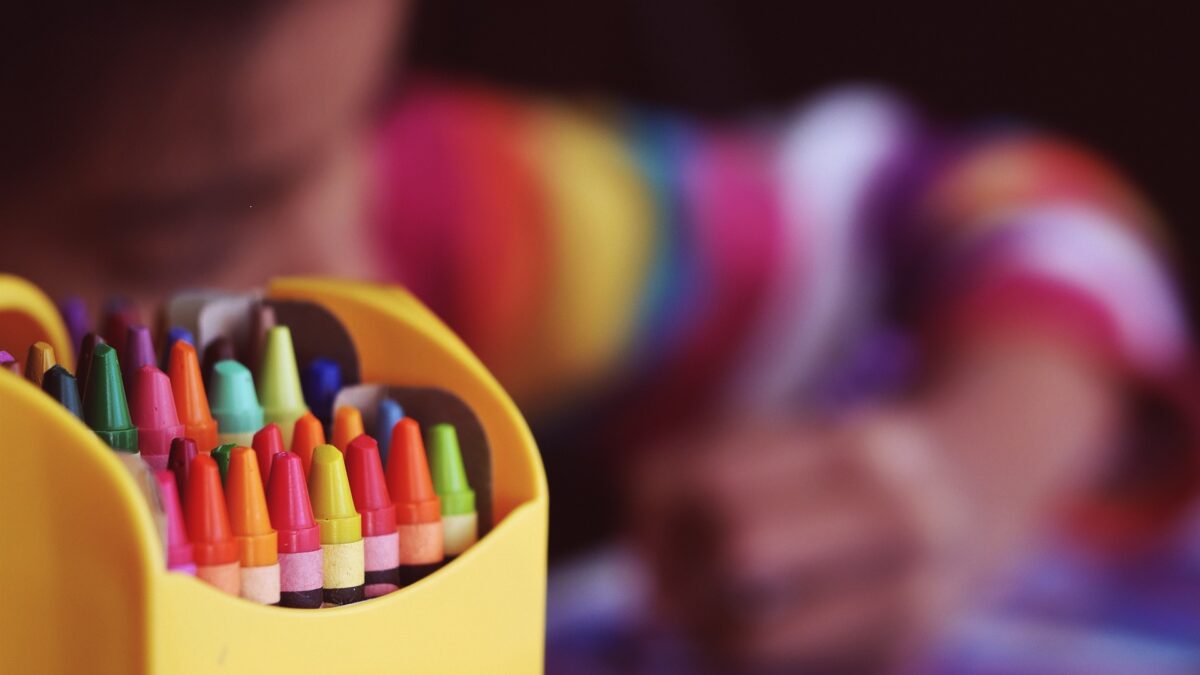 Bambini che colorano